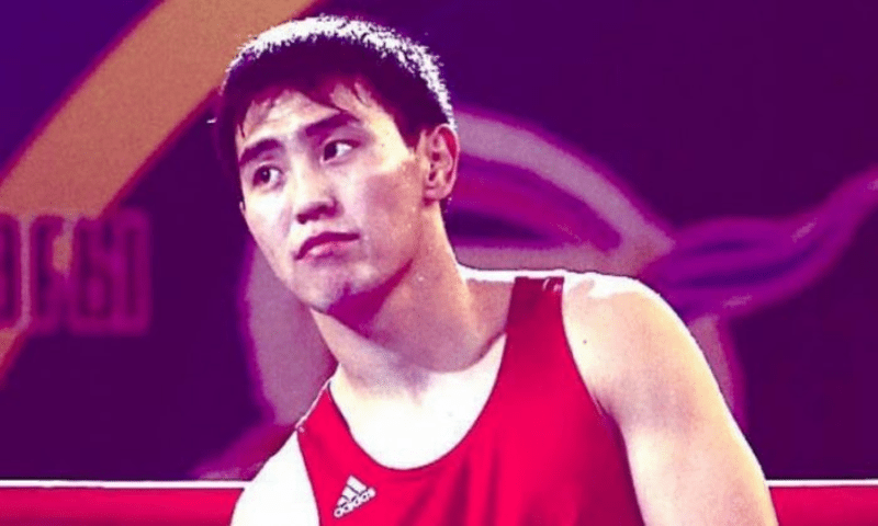 Боксер из Казахстана Дархан Жумсакбаев провел свой первый бой в профессиональной карьере