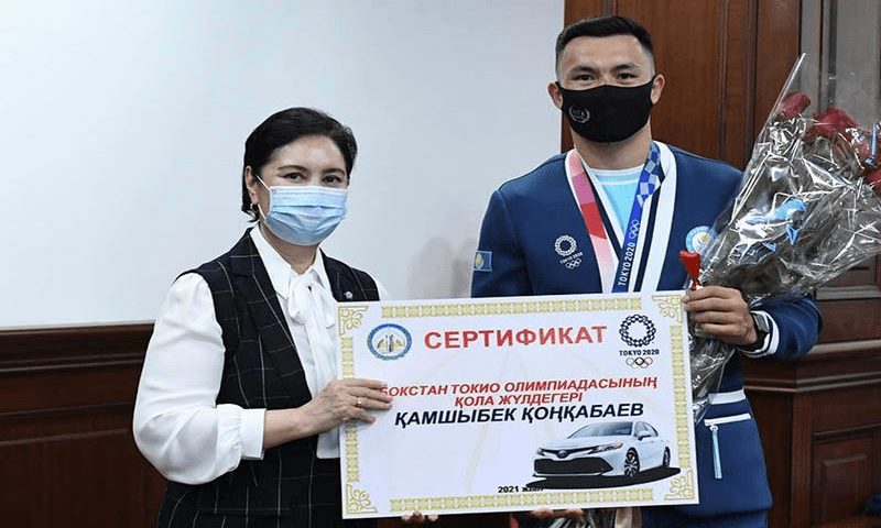 Капитан сборной Казахстана по боксу получил в подарок новый автомобиль