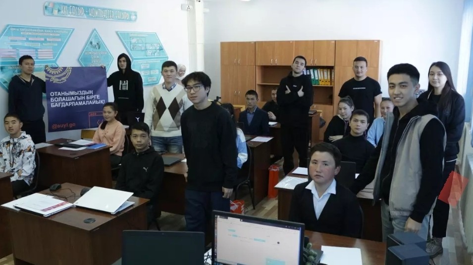 Детей в казахстанских селах бесплатно обучают IT-технологиям