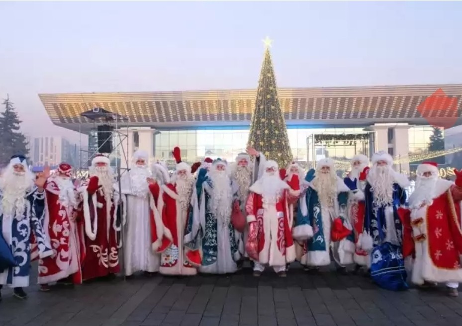 Флешмоб Дедов Морозов прошел в Алматы