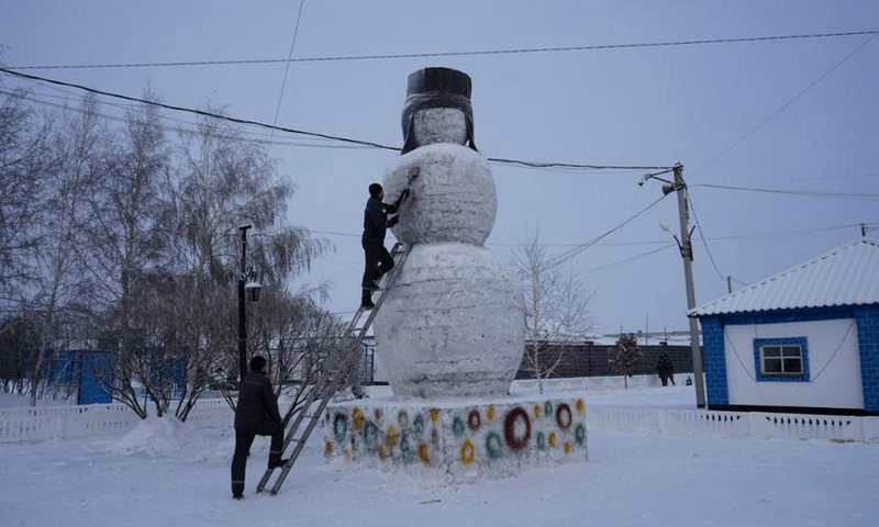 Снеговика-великана слепили в Карагандинской области